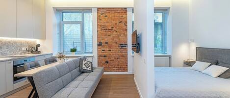 Tabla de planchar con plancha, wifi y ropa de cama