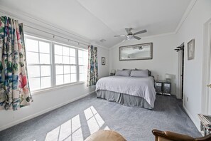 3 habitaciones, tabla de planchar con plancha, wifi y ropa de cama
