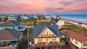 A coastal residential area with houses, a beach, and a view of the ocean. - Ocean View l Big 5BR Home l Easy Beach Access (Surfside Beach)