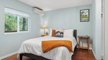 Tabla de planchar con plancha, wifi y ropa de cama