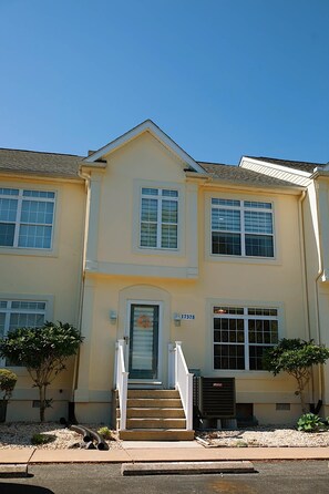 Exterior - Sunny  3-bedroom townhome with Pool in charming Lewes (Lewes)
