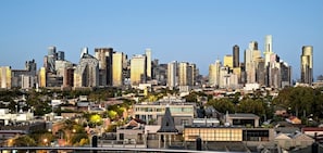 Horizont einer Stadt mit Hochhäusern, einer Mischung aus moderner und älterer Architektur sowie Blick auf das umliegende Stadtgebiet.