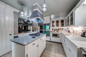 Man: Fully Equipped Kitchen w/ Stainless Steel Appliances - Bristol Gardens, Man cave, Courtyard w/ Firepit (Sautee Nacoochee)