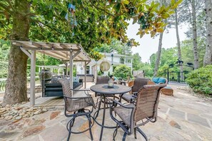 Outdoor: Daybed w/ Dining Space - Bristol Gardens, Man cave, Courtyard w/ Firepit (Sautee Nacoochee)