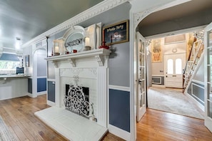Main: Gas Logs Fireplace w/ Timer - Bristol Gardens, Man cave, Courtyard w/ Firepit (Sautee Nacoochee)