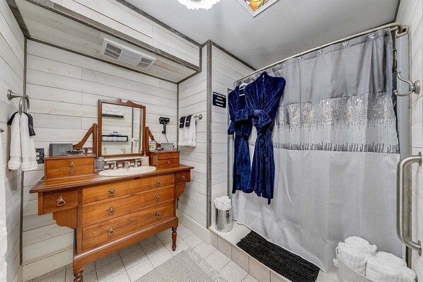Upper: Guest Bathroom, Shared Space w/ Guest Bedrooms Upper Level, 5 Robes Located Upper Level - Magnolia Garden, Hot Tub, Outdoor Cooking Area, Courtyard w/ Firepit (Sautee Nacoochee)