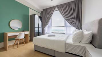 Quarto de hotel moderno com cama, escrivaninha, cadeira e vista da cidade.