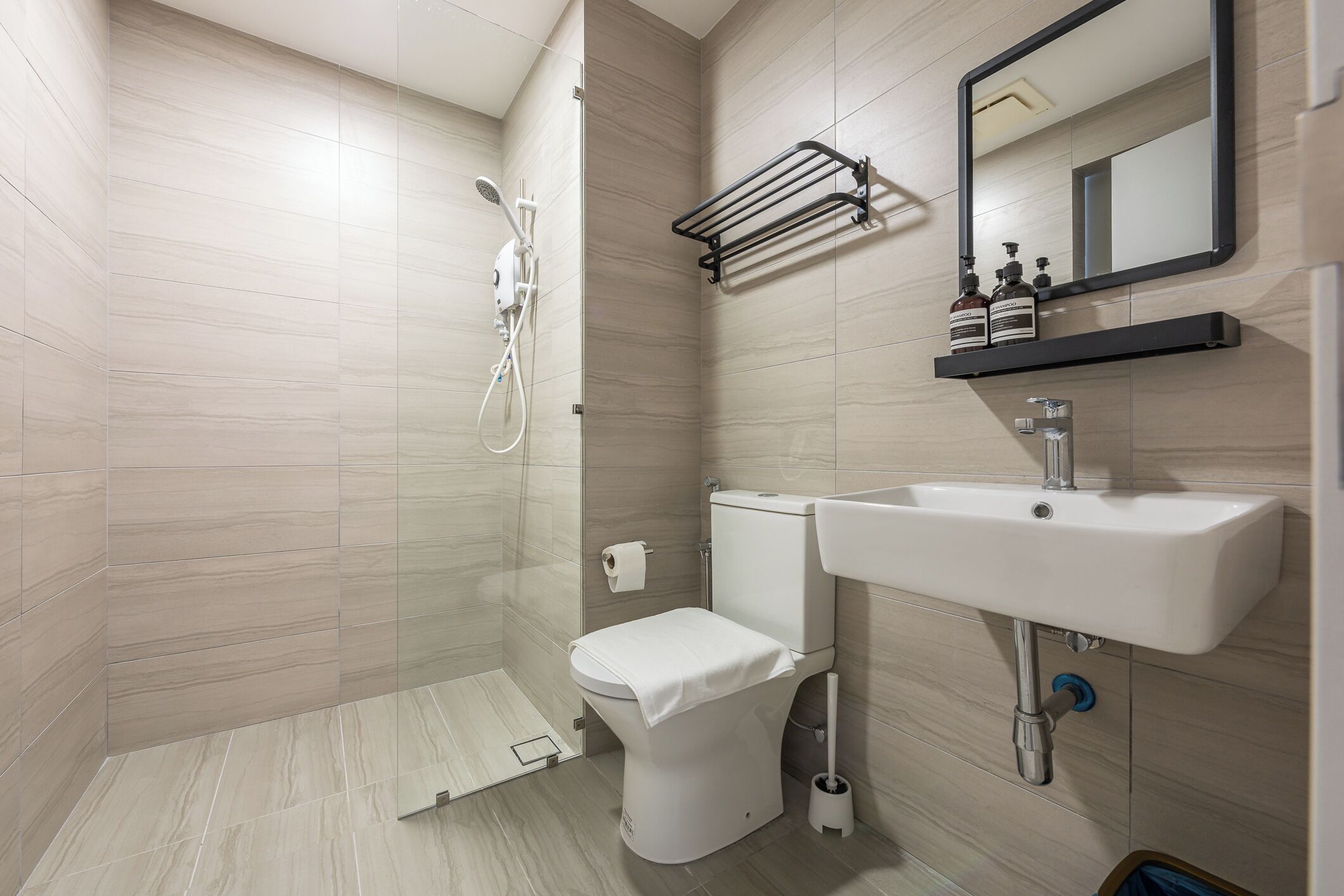 Appartement, 2 chambres | Salle de bain | Savon, shampoing, papier toilette