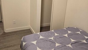 3 bedrooms, WiFi - Stay Near Bus & Train Access (Edmonton)