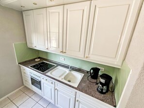 Kühlschrank, Ofen, Geschirrspüler, Kochgeschirr/Geschirr/Besteck