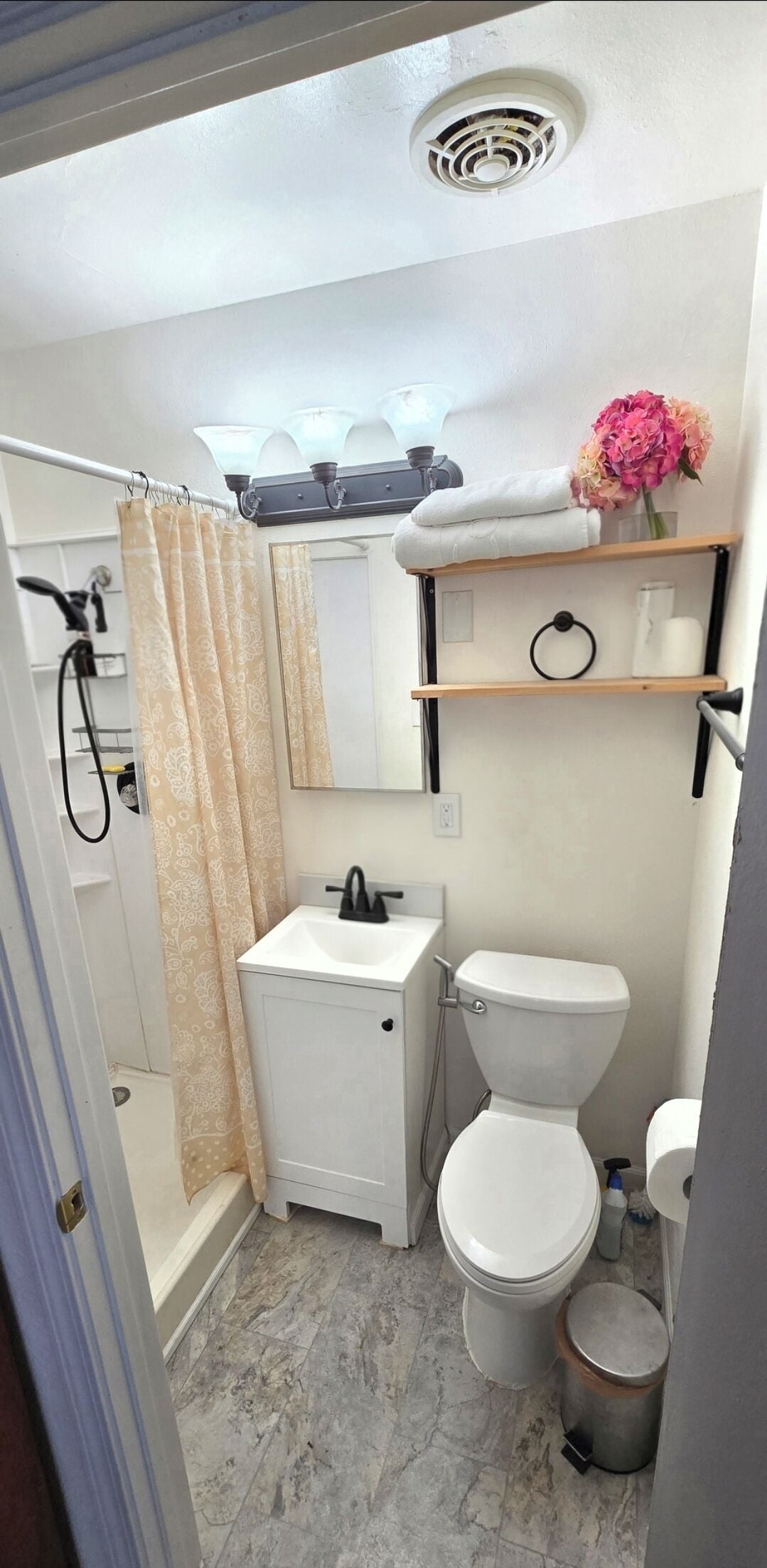 Sèche-cheveux, bidet, serviettes fournies, savon