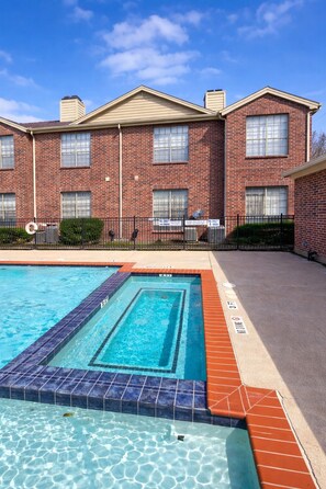 Una piscina al aire libre, una piscina climatizada
