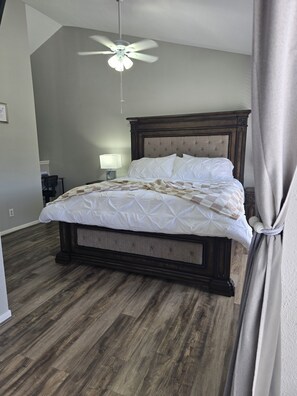 1 dormitorio, tabla de planchar con plancha, wifi gratis y ropa de cama