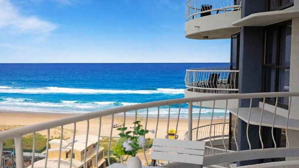 Un balcone con vista sulla spiaggia e sull'oceano.