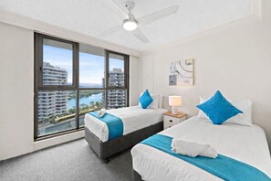 1 bedroom, iron/ironing board, WiFi, bed sheets - Beachside Paradise Ocean River & Hinterland Views (Surfers Paradise)
