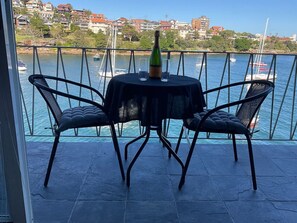 Outdoor dining - Absolute waterfront on Sydney Harbour! (Kurraba Point)