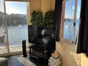 TV, stereo - Absolute waterfront on Sydney Harbour! (Kurraba Point)