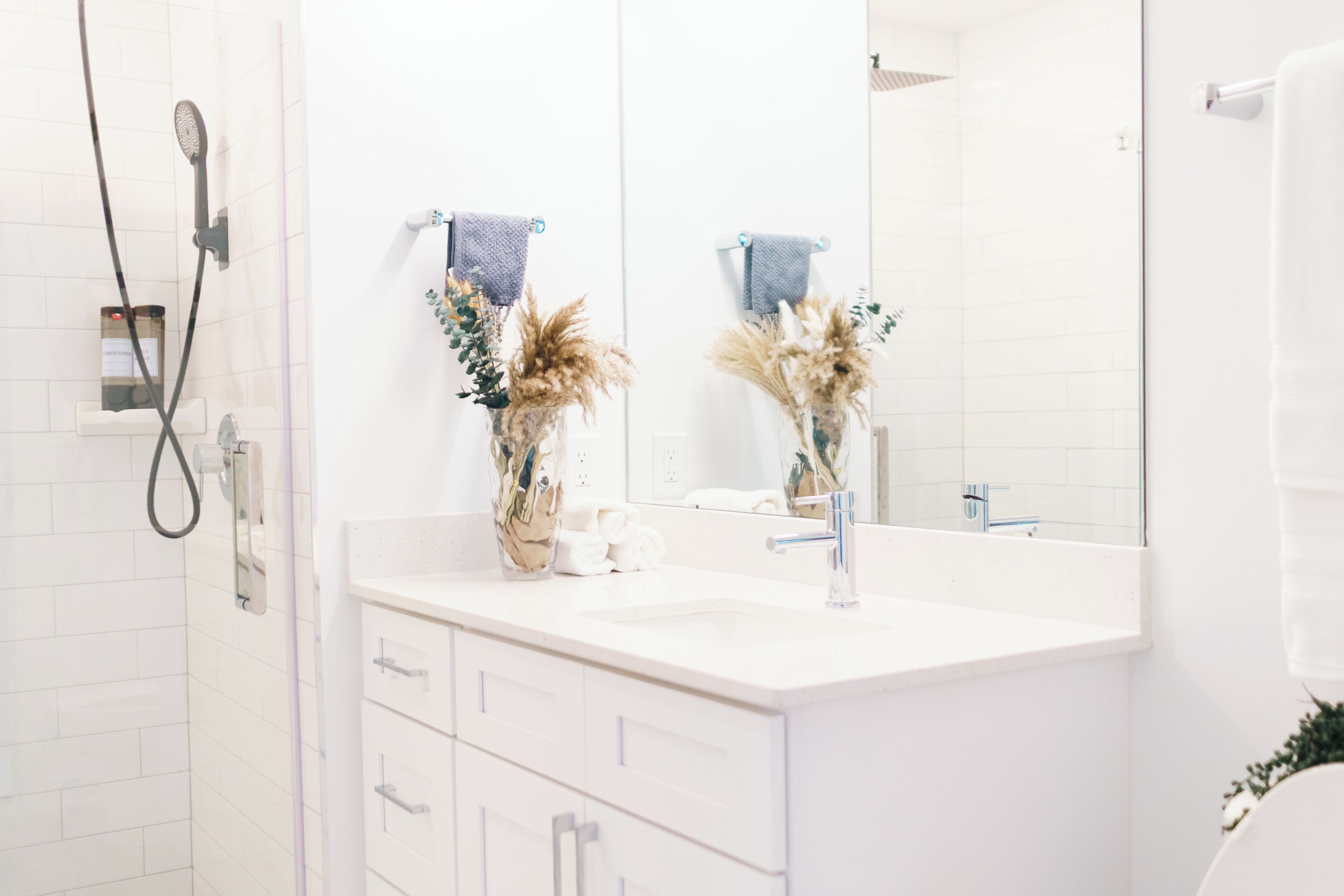 Een douche, een bubbelbad, een haardroger, handdoeken