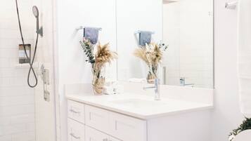 Douche, baignoire à jets, sèche-cheveux, serviettes fournies