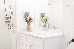 Shower, jetted tub, hair dryer, towels
