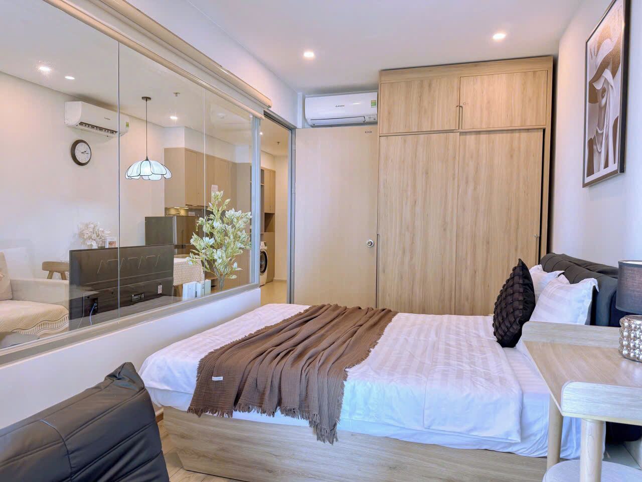 Standaard appartement, 1 slaapkamer, balkon | Een bureau, verduisterende gordijnen, een strijkplank/strijkijzer