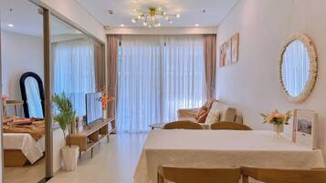 Căn hộ dành cho gia đình, ban công | Màn/rèm cản sáng, bàn ủi/dụng cụ ủi quần áo