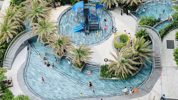 Utomhuspool, solstolar och livvakter på plats
