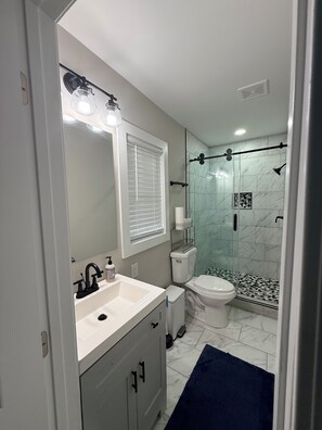 Douche, sèche-cheveux, serviettes fournies, savon