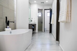 Ducha, toallas, papel higiénico