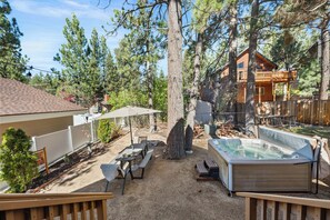 Outdoor spa tub - Cedar & Snow Cabin: Cozy & Modern + Hot Tub, Game Room, Fire Pit. 5min to Slopes (Big Bear Lake)