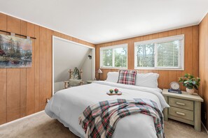 3 bedrooms, iron/ironing board, free WiFi, bed sheets - Cedar & Snow Cabin: Cozy & Modern + Hot Tub, Game Room, Fire Pit. 5min to Slopes (Big Bear Lake)