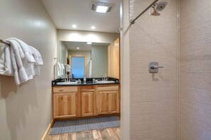 Bathroom - Warm condo with Wheeler Peak view (Angel Fire)