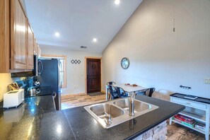 Private kitchen - Warm condo with Wheeler Peak view (Angel Fire)
