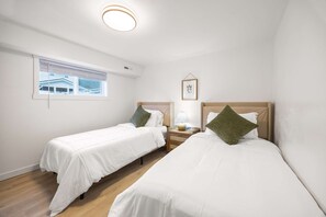 Desk, iron/ironing board, WiFi, bed sheets - Family-Friendly 4BR Retreat, Near UW & Parks (Seattle)