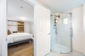 Shower, hair dryer, towels, shampoo - Family-Friendly 4BR Retreat, Near UW & Parks (Seattle)