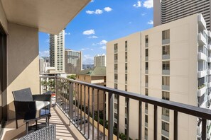 Property grounds - Waikiki Hideaway · Canal Views•Pool•Parking•W/D (Honolulu)