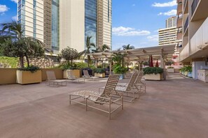 Terrace/patio - Waikiki Hideaway · Canal Views•Pool•Parking•W/D (Honolulu)