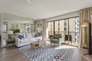 TV - Waikiki Hideaway · Canal Views•Pool•Parking•W/D (Honolulu)