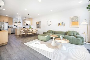 TV, offices - Modern 3BR City View Home w/ Near Green Lake & UW (Seattle)