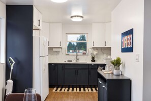 Fridge, microwave, oven, stovetop - 2BR Seattle Cozy Stay, AC, Near UW & Transit (Seattle)