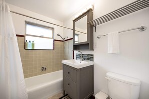 Shower, hair dryer, towels, shampoo - 2BR Seattle Cozy Stay, AC, Near UW & Transit (Seattle)