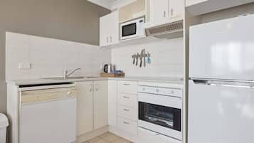 Oven, stovetop, dishwasher, electric kettle