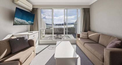 Horizons 302 - Centrally located in town with pool access, tennis courts and undercover car parking