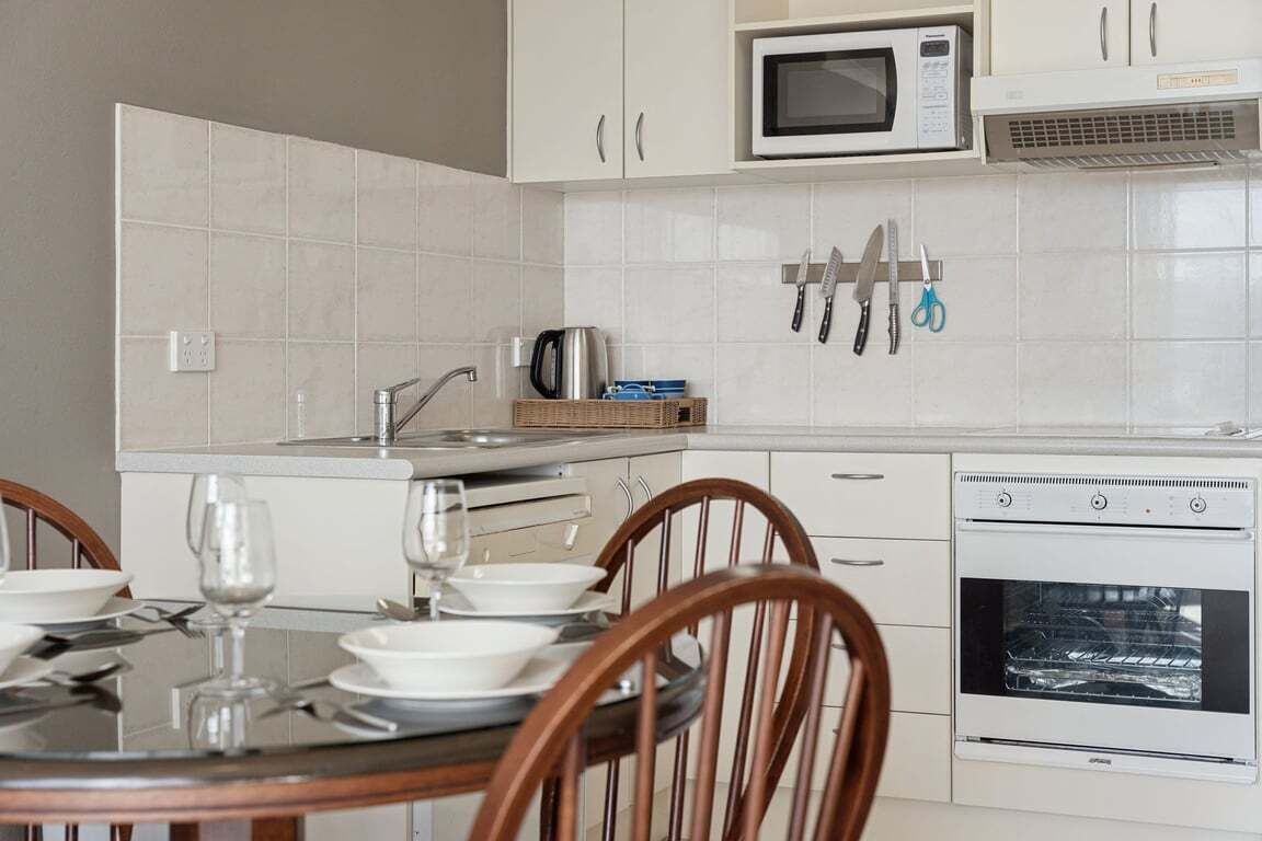 Oven, stovetop, dishwasher, electric kettle
