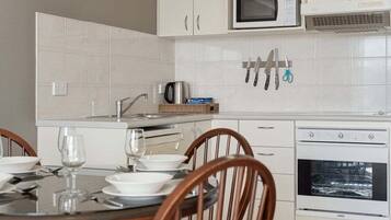 Oven, stovetop, dishwasher, electric kettle
