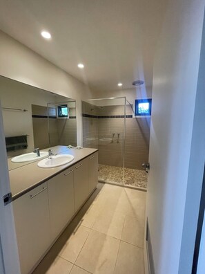 Shower, hair dryer, soap, toilet paper - Sea Breeze
Charming House to stay for family getaways (Melbourne)