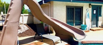 Family friendly oasis! Pool, trampoline, walkable cafe, close to airport & beach