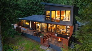 Outdoor dining - Silvermere | Award-Winning Lakefront on Silver Lake | Private Dock & Hot Tub (Maple Falls)