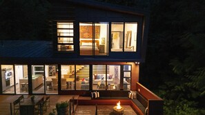 Terrace/patio - Silvermere | Award-Winning Lakefront on Silver Lake | Private Dock & Hot Tub (Maple Falls)
