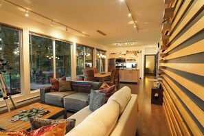 Smart TV, chimenea, oficina